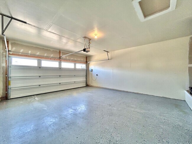 Building Photo - Spacious 4/BR 3/BA Home with Modern Upgrades