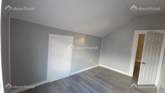 Building Photo - 418 River St