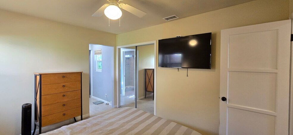 Building Photo - 3244 Hackett Ave