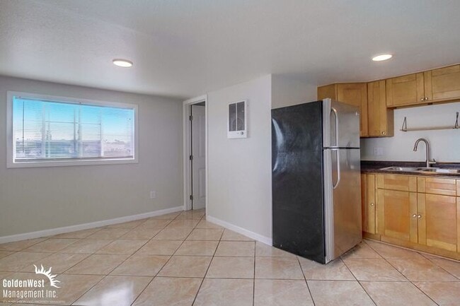 Building Photo - Comfortable Studio 1Ba with Private Deck i...