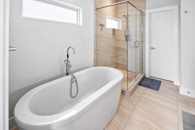 Building Photo - 5511 Paraiso Pl