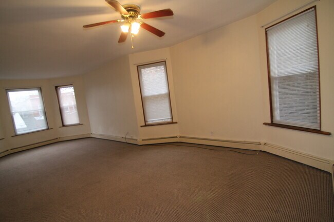 Building Photo - 4025 W Cornelia Ave