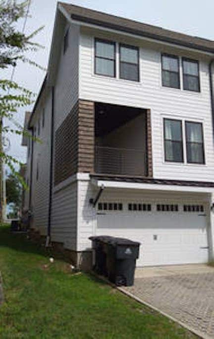 Building Photo - 1715 14th Ave S