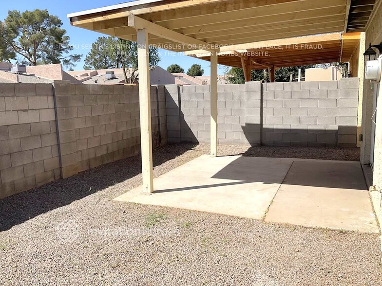 Building Photo - 441 E Royal Palms Dr