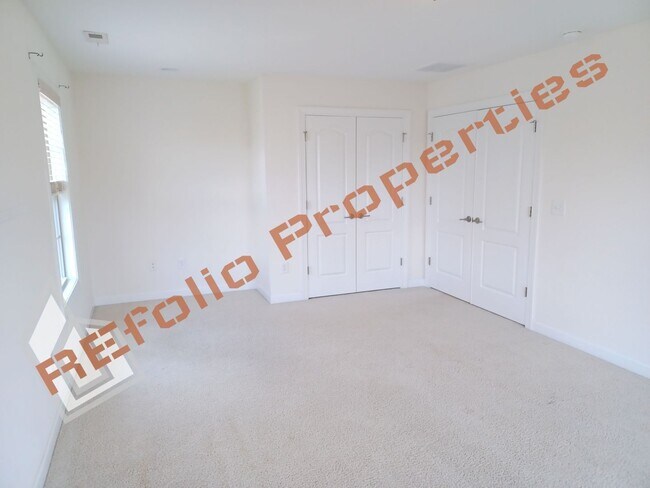 Building Photo - Lovely 5 Bedroom 4 Bathroom Single Family ...