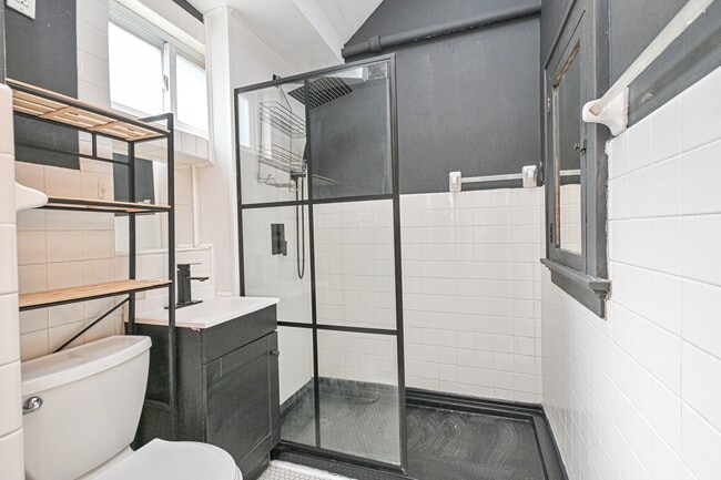 Building Photo - 735 Considine Ave