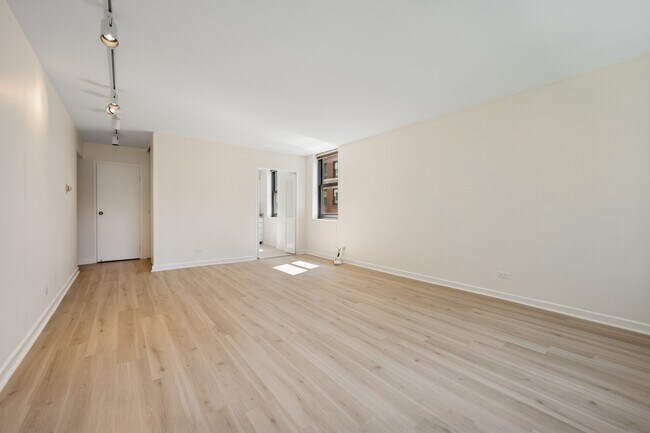 Building Photo - 253 E Delaware Pl
