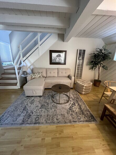 Living room - 1211 N Screenland Dr
