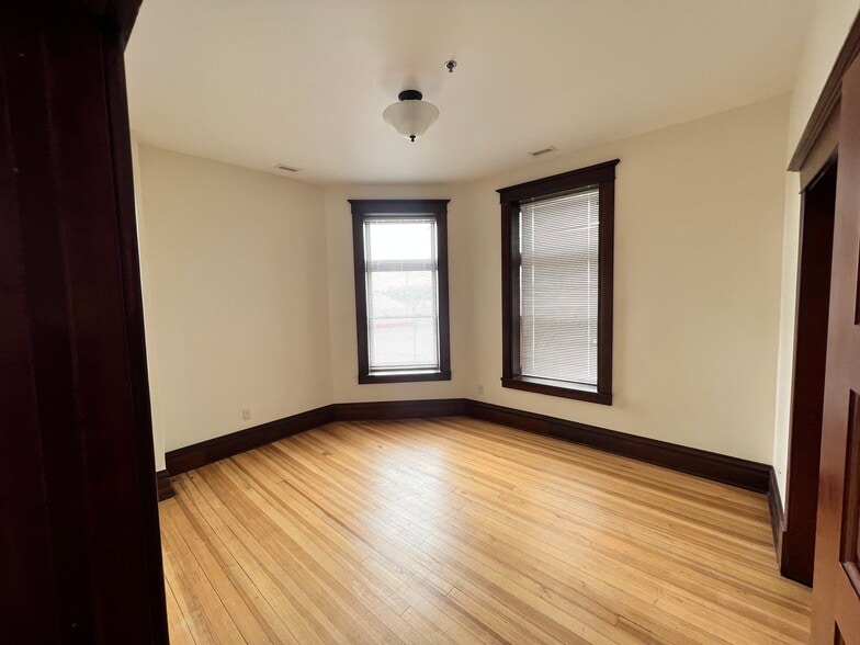 202 bedroom - 131 S Vine St