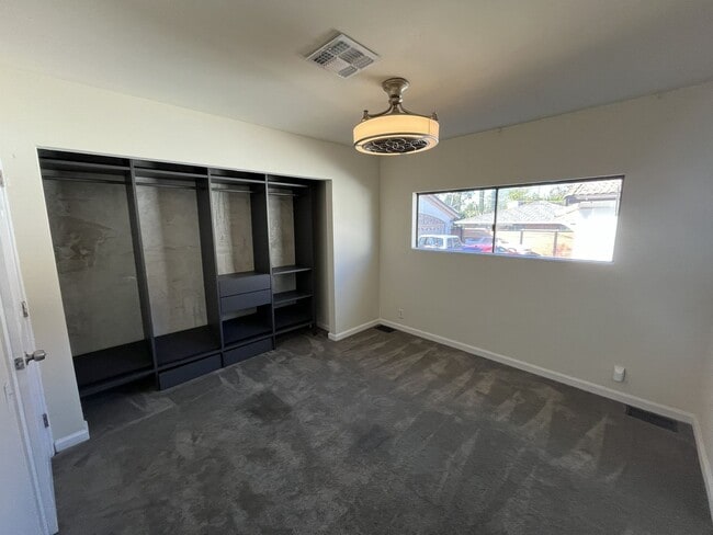 Building Photo - Recently renovated 2 bed 2 bath in Sacramento!