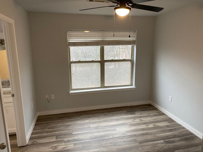 Building Photo - School Year Lease! 3 Bedrooms, 2.5 Bathrooms Townhouse near University of Arkansas - 1x Car Garag...