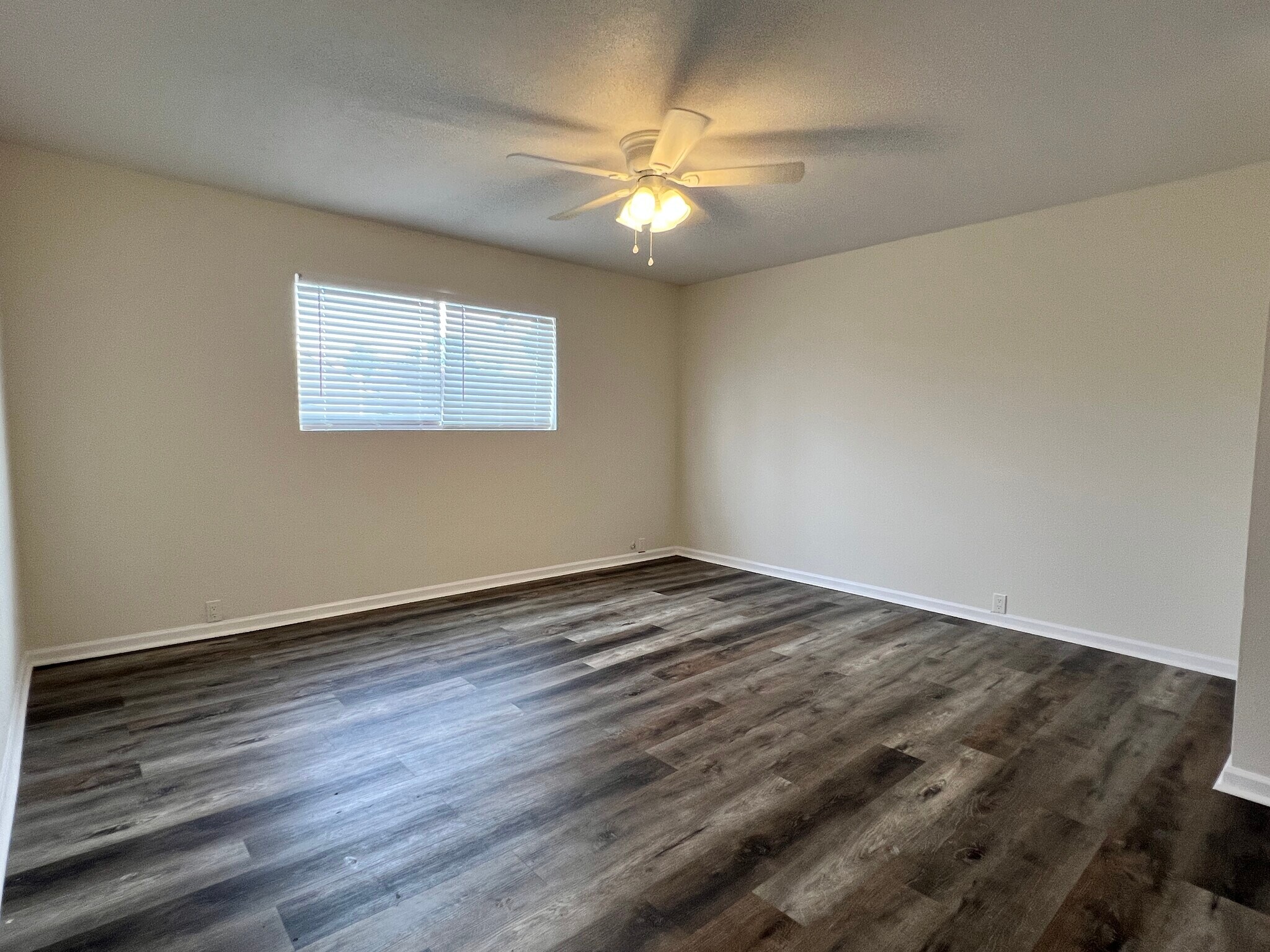 Building Photo - 2101 Fountain View Dr