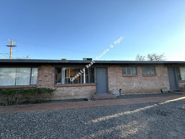 Primary Photo - 1 Bedroom 1 bath with private yard! Water,...