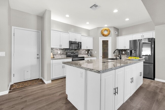 Building Photo - Stylish Home with Loft, Den, Great Room & ...