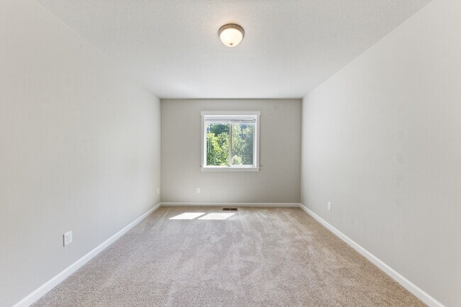 Building Photo - Spacious 4 bedroom home in Dayton