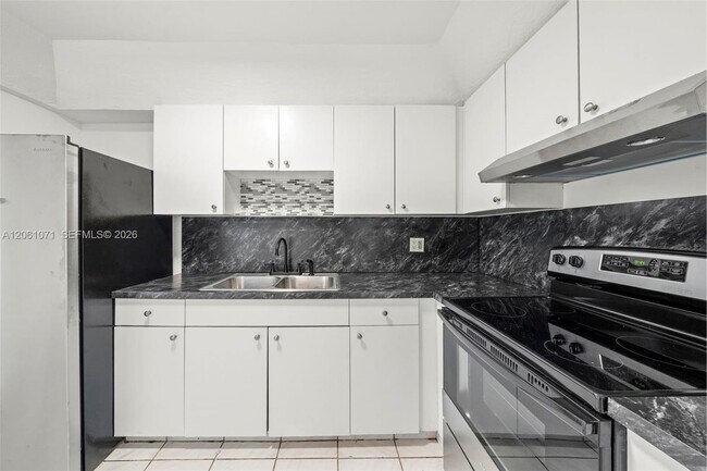Building Photo - 400 Kings Point Dr