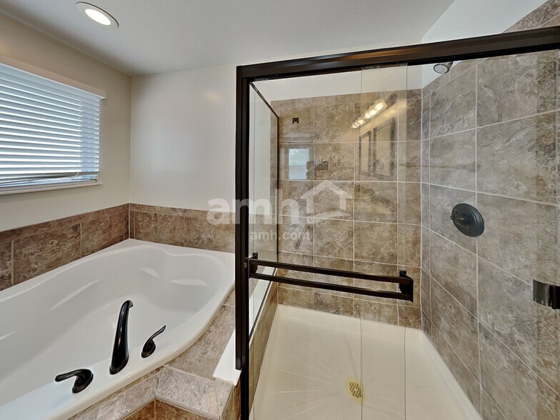 Building Photo - 206 Honey Locust Ln