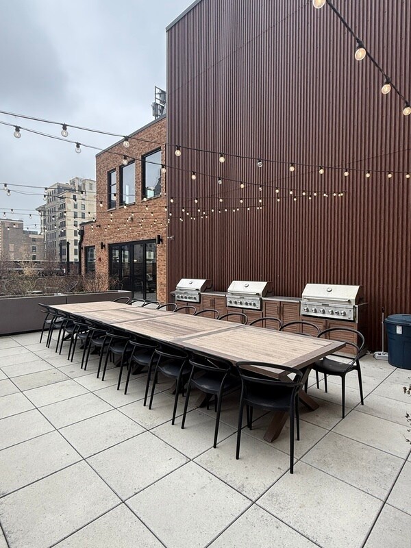 Building Photo - 28 E Adams St