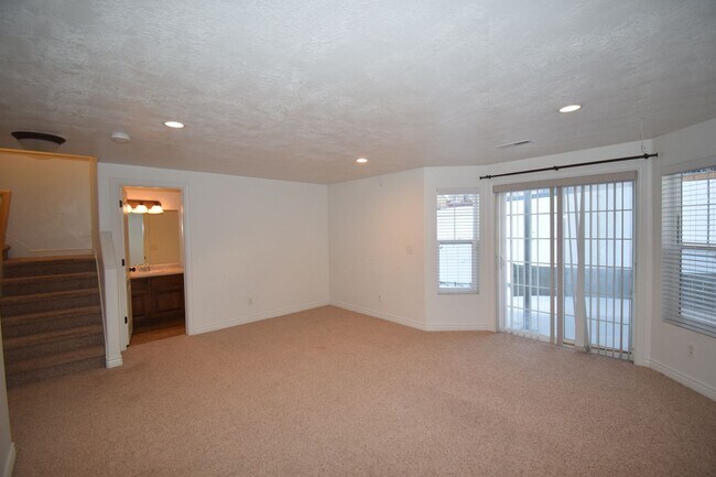 Building Photo - 3 Bedroom 3 Bath Townhome in Sun Crest!!!