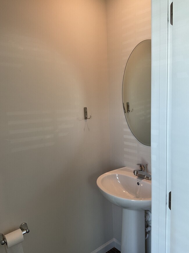 Building Photo - 3 bed, 2.5 bath end unit townhome!
