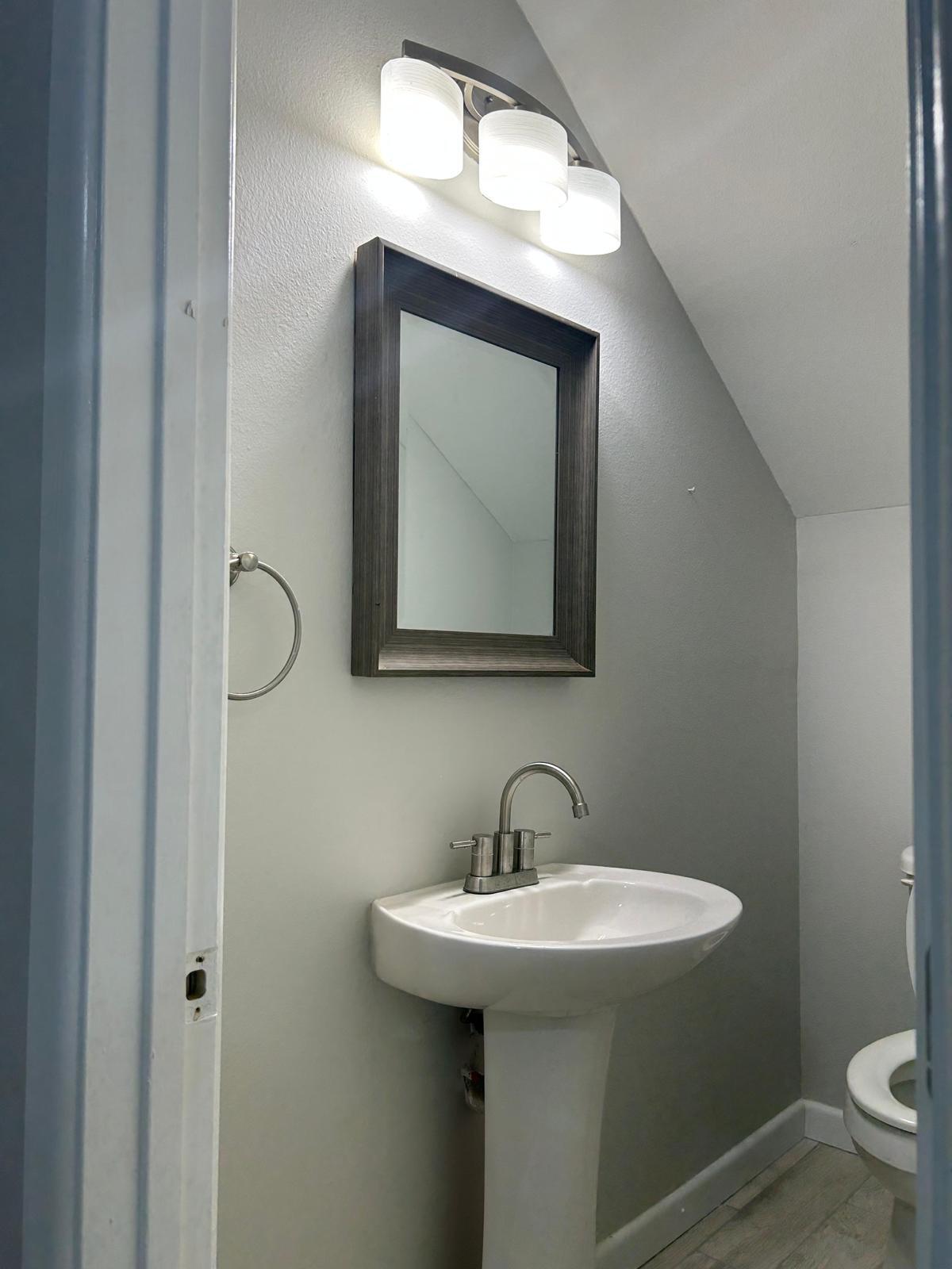 Building Photo - 1605 Omni