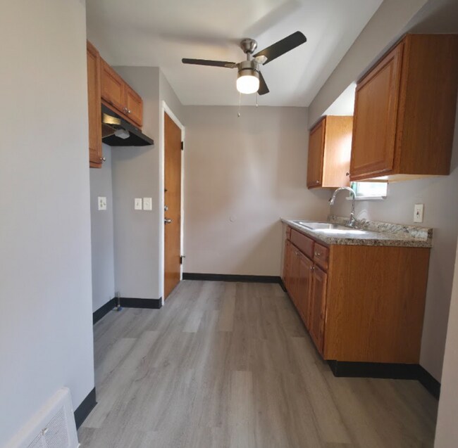 Building Photo - Single Family Home 3 beds 1 bath Available Now!