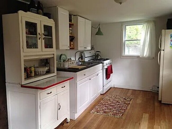 Building Photo - Cozy 3-Bedroom Home with Private Yard in L...