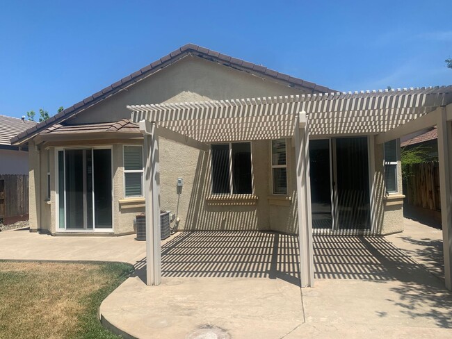 Building Photo - 4 bedroom 2 bath Empire Ranch home