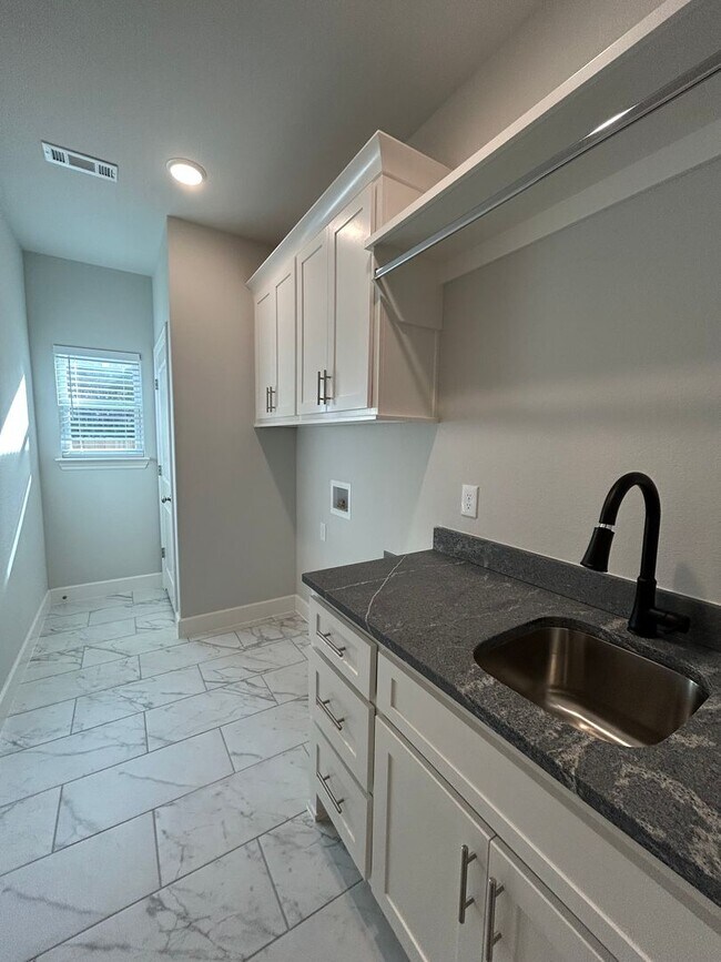 Building Photo - Beautiful Modern Home in Pea Ridge!