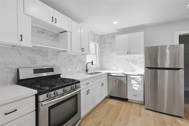 Building Photo - 6714 E Bayou Dr