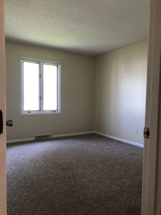 Building Photo - 2 Bedroom unit located in Maumee School Di...