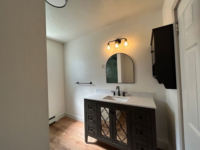 Building Photo - Cozy 2 Bed, 1 Bath Cottage in the Heart of Hamilton