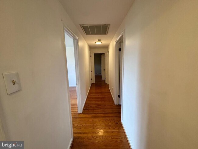 Building Photo - 765 Farnum Rd