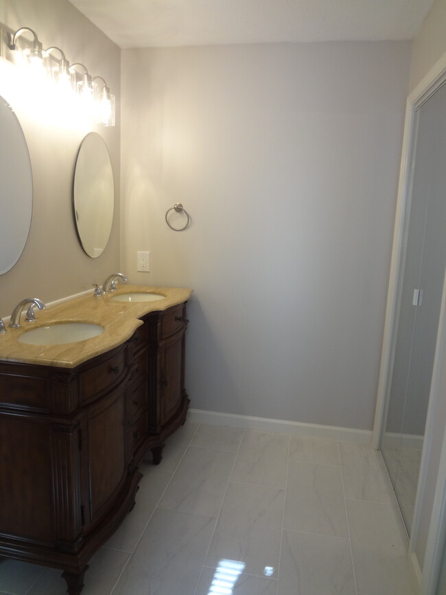 Master bathroom - 724 Joyce Ln