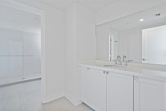 Building Photo - 555 NE 34th St