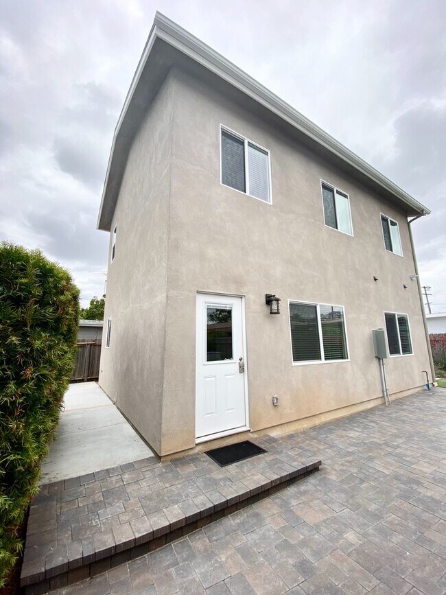 Building Photo - 5121-5123 E Falls View Dr