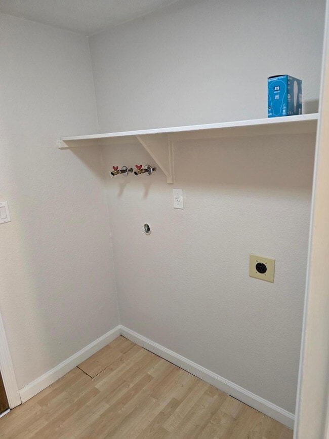 Building Photo - 1615 W Summit Pl