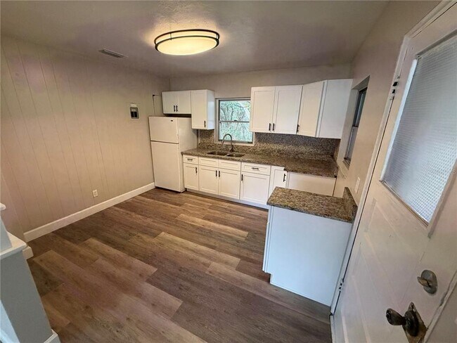 Building Photo - 240 Deerfoot Rd