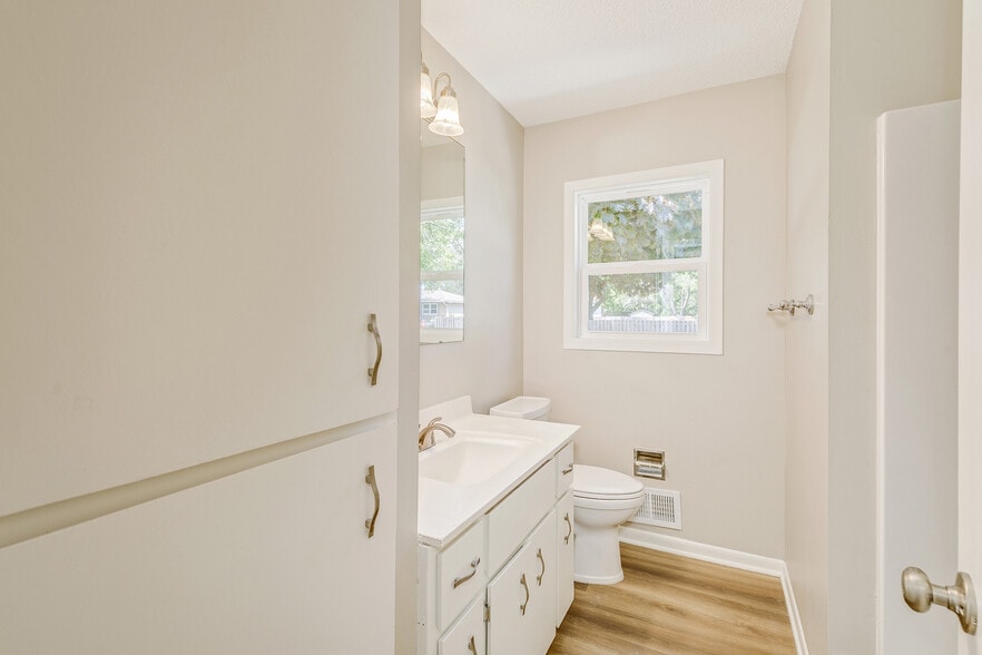 main level bathroom - 16376 Fishing Ave W