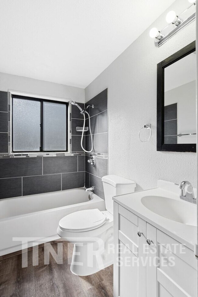 Building Photo - STUNNING UPDATED HOME 5 BEDROOM HOME ON CO...