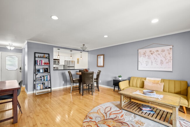 Building Photo - 6501 E Hill Dr