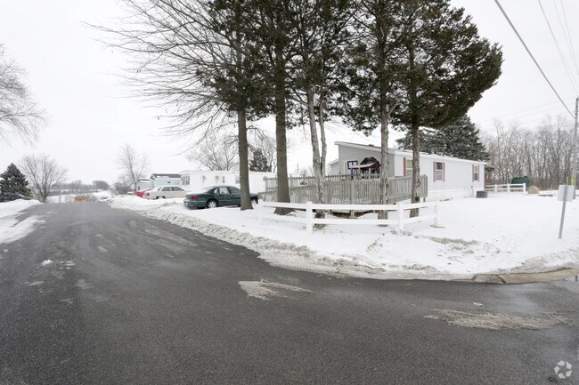 Building Photo - Five Seasons