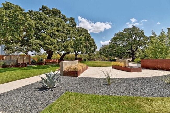 Building Photo - 801 N Bluff Dr