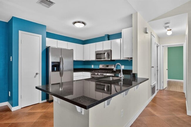 Building Photo - 801 Kavanagh Dr
