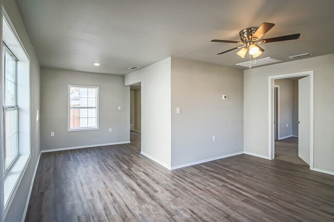 Building Photo - Remodeled 2 bedroom 2 bath