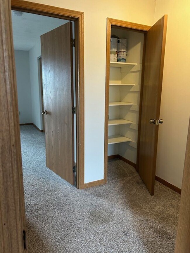 Building Photo - 2 Bedroom, 1 1/2 Bath 1500 sq. ft. Townhom...