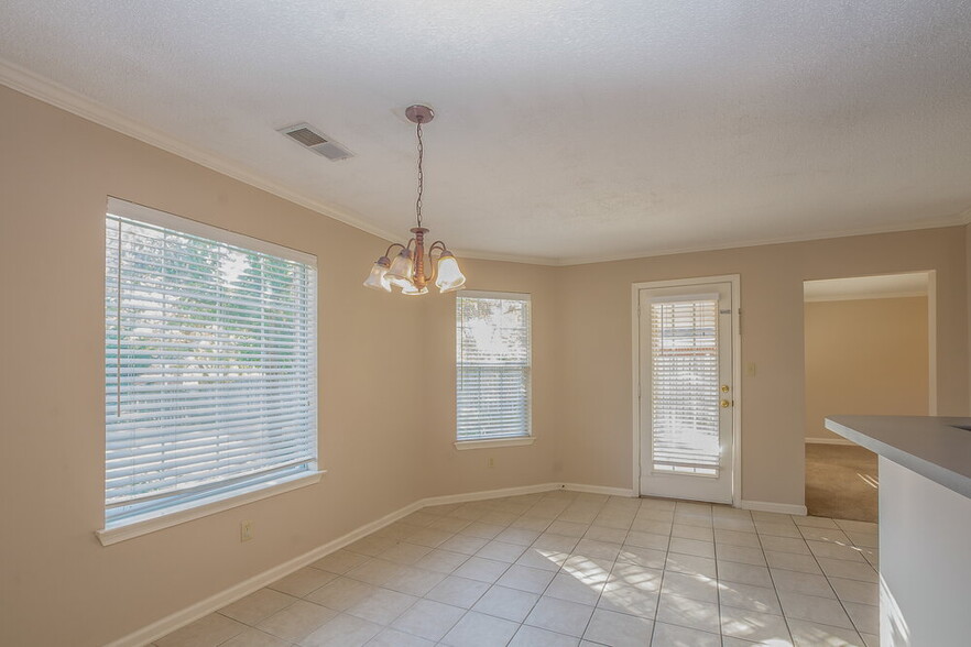 Building Photo - 10237 Green Moss Dr N