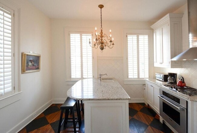 Building Photo - 61 Queen St