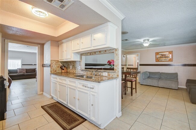 Building Photo - 806 Coolwood Dr