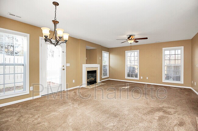 Building Photo - 1815 Butterfly Ln